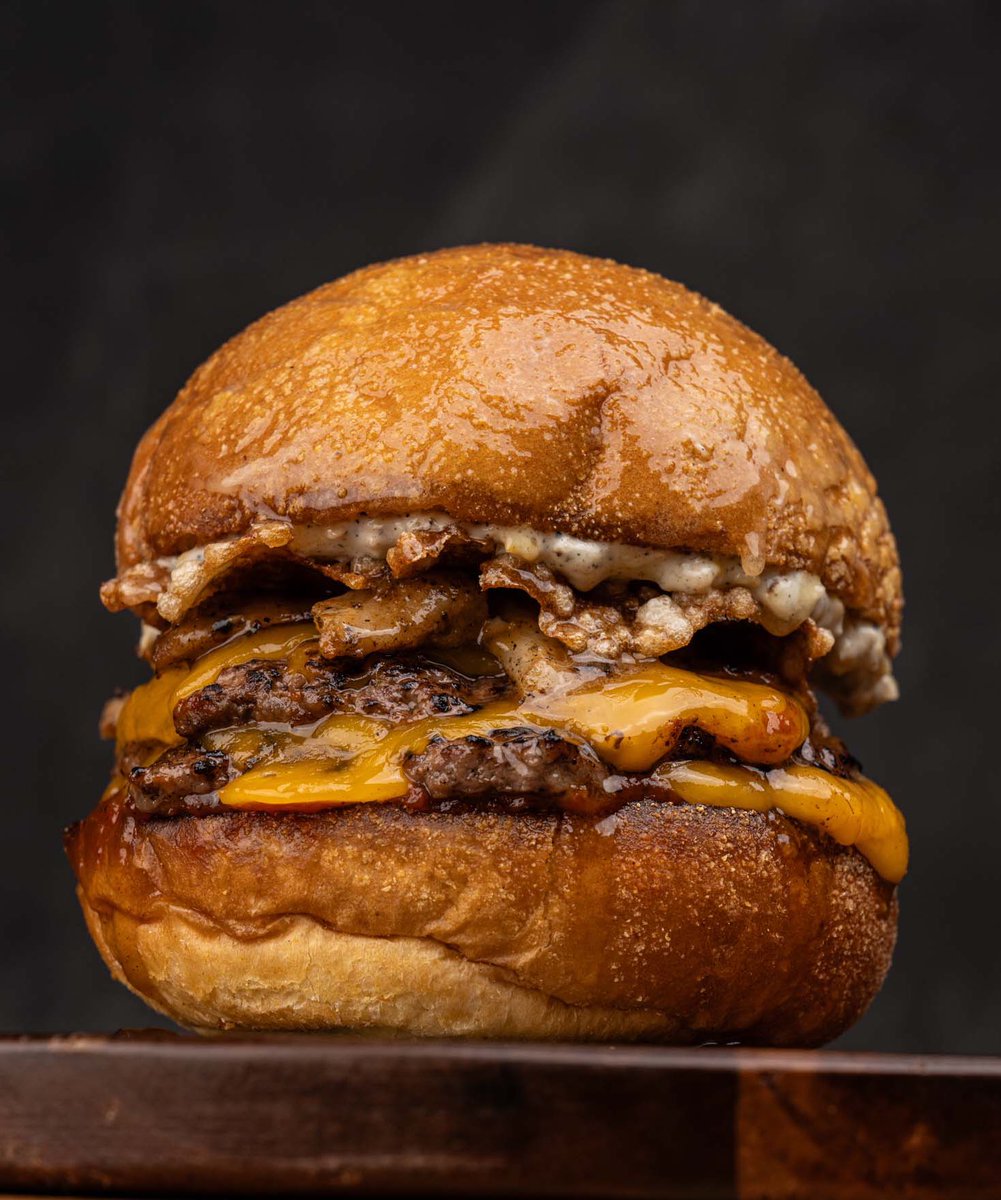 Arrancó #BurgerWeek y queremos presentarles nuestra Calypso Burger🔥🤤 Una mezcla de sabores entre el cerdo al pastor caribeño, chutney de piña, crocante de tamal sin pasitas… para empezar😮‍💨😎