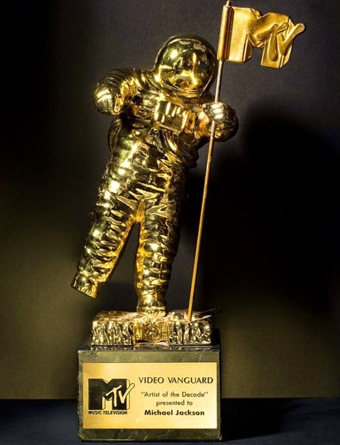 SonaShady8's tweet photo. Eminem is the most decorated Male Artist in the History of #MTV (15x #VMAs ).
#EMA - 14x awards and Global Icon Award in 2013.
#MovieAwards - 2x.

So @MTV is Eminem finally getting the Video Vanguard Award at the #2025VMA's! Cuz the facts show that He is the most deserving! https://t.co/dCrtcG95f9