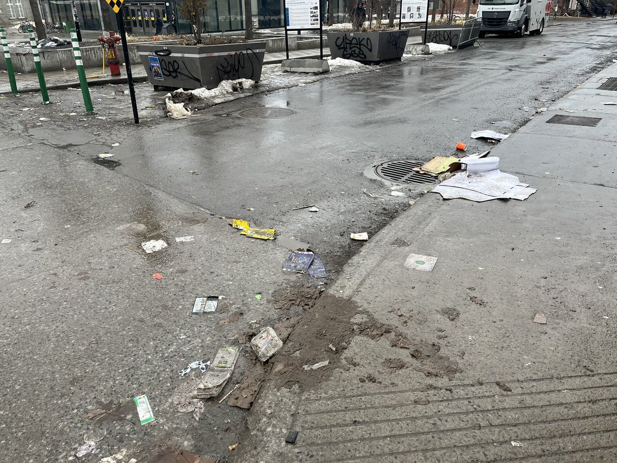 « Pourquoi c’est aussi dégueulasse Montréal? »

Question posée ce matin dans la rue par trois touristes. 

Triste réalité avec la fonte des neiges, mais également le reflet d’une situation qui s’est vraiment aggravée dans les dernières années dans la métropole québécoise #polmtl