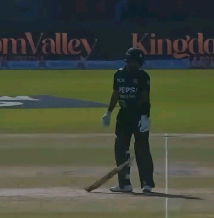 MS__Thoughts's tweet photo. They Love You Until You Become Threat For Them....🙃🖤
#BabarAzam https://t.co/AUYVYfkw8D