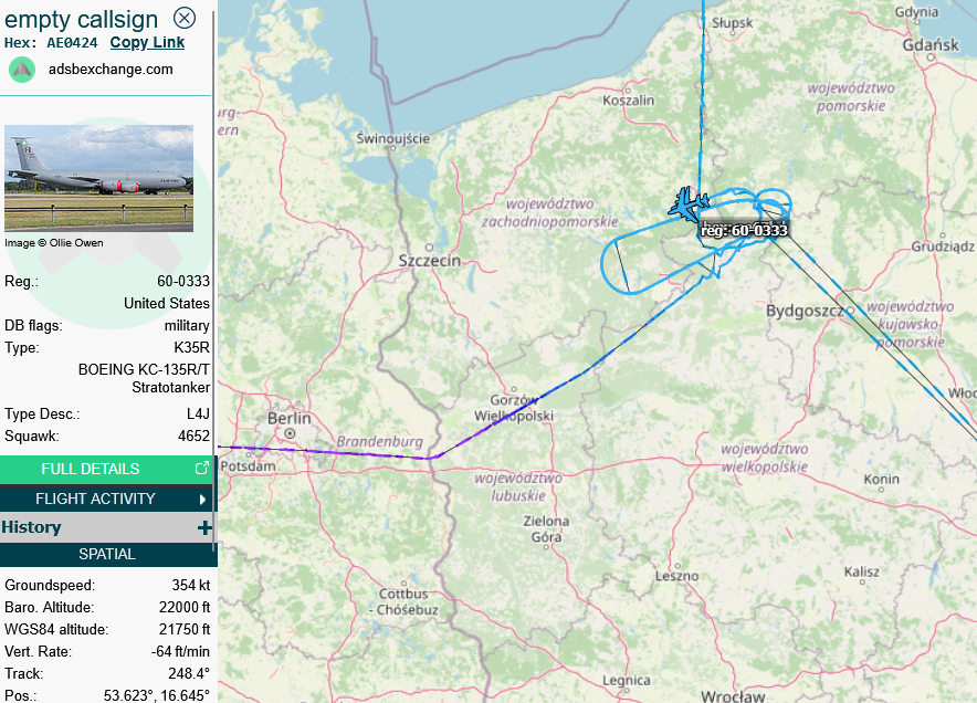 SirListenalot's tweet photo. ~1325z #KC135 #AE0424 #HOBO10 out of Mildenhall refueling #P8 #AE67BD #PK169 out of Keflavik https://t.co/N8rm8YAWOd