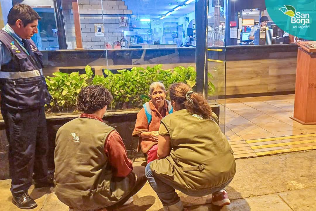 MunideSanBorja's tweet photo. 🤝Seguimos fortaleciendo nuestra labor social en las calles. La Patrulla Social realizó el 5to. Operativo Nocturno, recorriendo cuatro puntos estratégicos del distrito para identificar y brindar asistencia a personas en situación de vulnerabilidad. https://t.co/BojUtItzTl