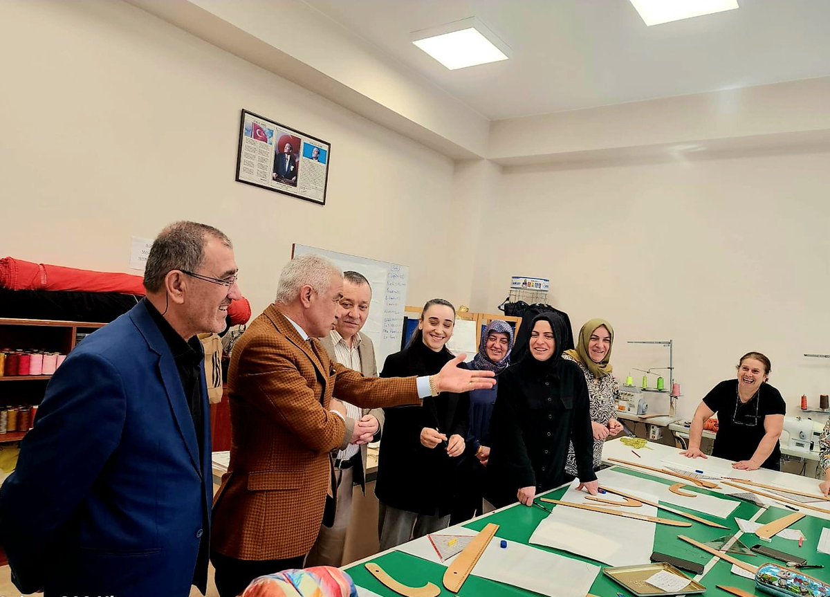 izekier53's tweet photo. Halk Eğitim Merkezlerimizin performanslarını yerinde gözlemek ve gelişimleri için rehberlik ederek öneride bulunmak üzere ilçe ziyaretlerimizi planlı bir şekilde sürdürüyoruz. Bu amaçla  Beykoz ilçemizdeyiz🙏
@mebhbogm
@cengizmete
@MucahitYentur
#HayatBoyuYanınızdayız https://t.co/aYOR1Mvhyf