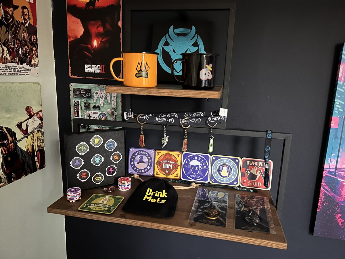 Poo185R's tweet photo. Better late than never #runefest loot big thanks to @HotelWiskie for the gold runefest keyring! https://t.co/nUJUXbstYQ