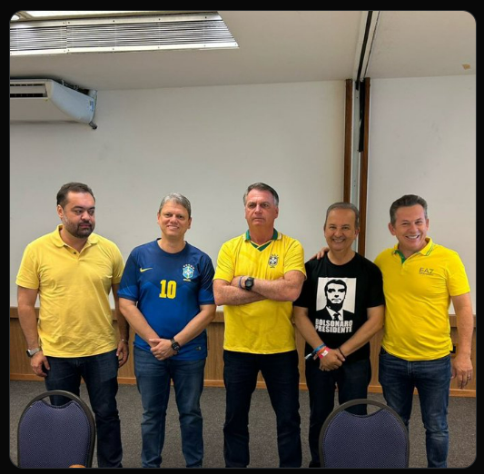 jackson33k's tweet photo. Na camisa: BOLSONARO PRESIDENTE KKKK presidente de cela. https://t.co/GJSpt3y1t1