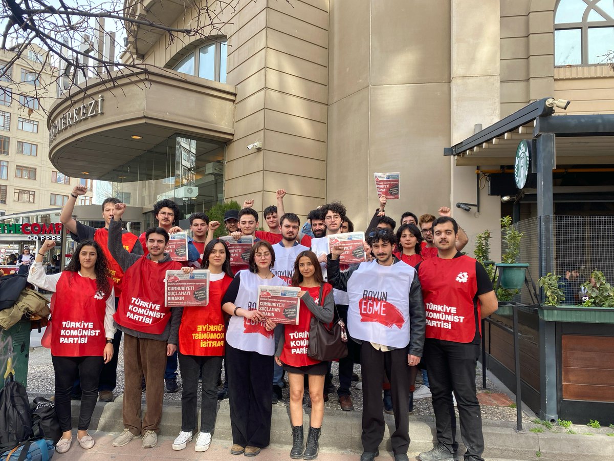 TKGninsesi's tweet photo. 🚩Bugün Eskişehir'de emekçilere Boyun Eğme gazetesinin 434. sayısını ulaştırdık. 

📣 "Bu sürecin adı Osmanlıcılıktır, işçi sınıfı özgür değilse demokrasi yalandır!" 

@tkglise https://t.co/Z2BaxgazwG