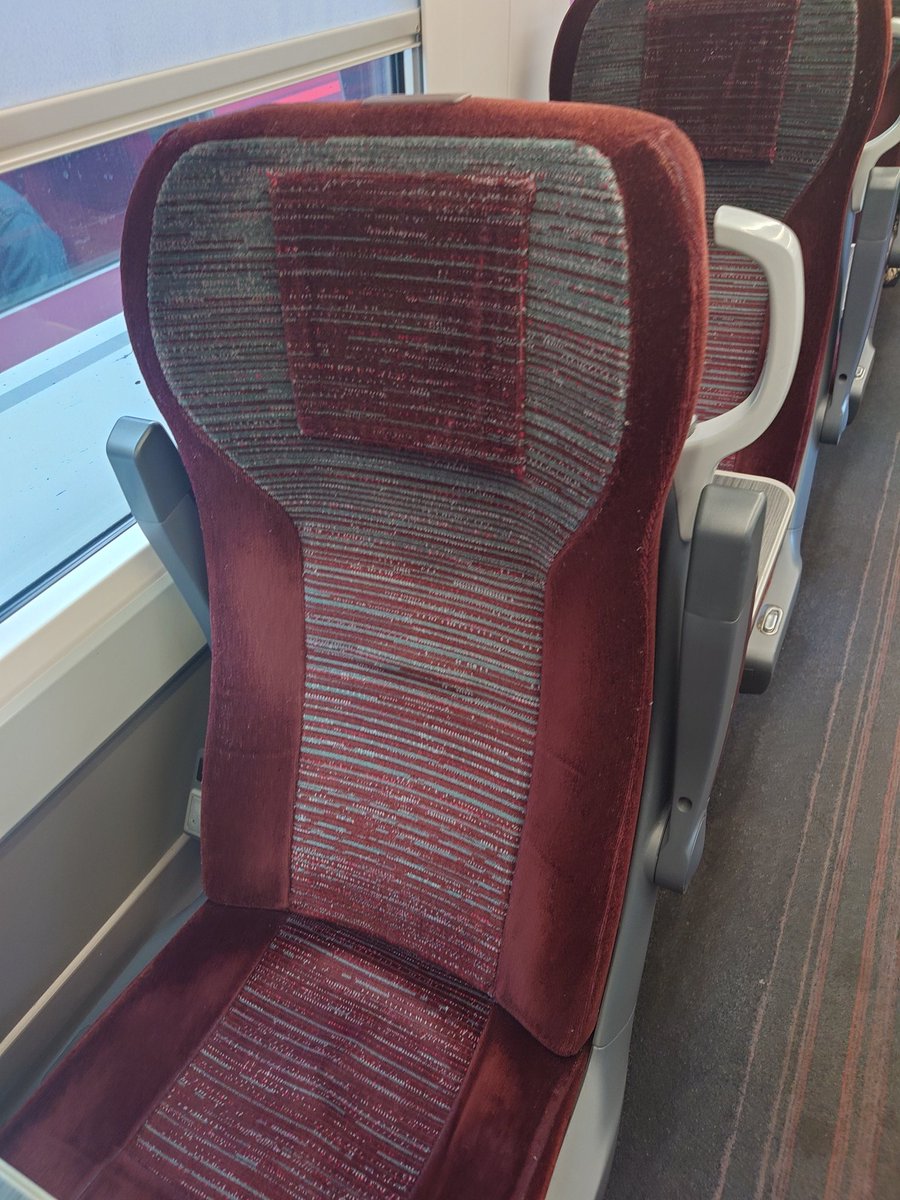moromin33sakura's tweet photo. さて、この列車でロンドン向かいます。この路線は2回目なんですが前回はぎりぎり間に合わなかったAZUMA、日立製です。
それでも5時間以上かかるんですが。だから今回もファーストクラス(^^ゞ
#LNER #AZUM https://t.co/ukz09TCLIL