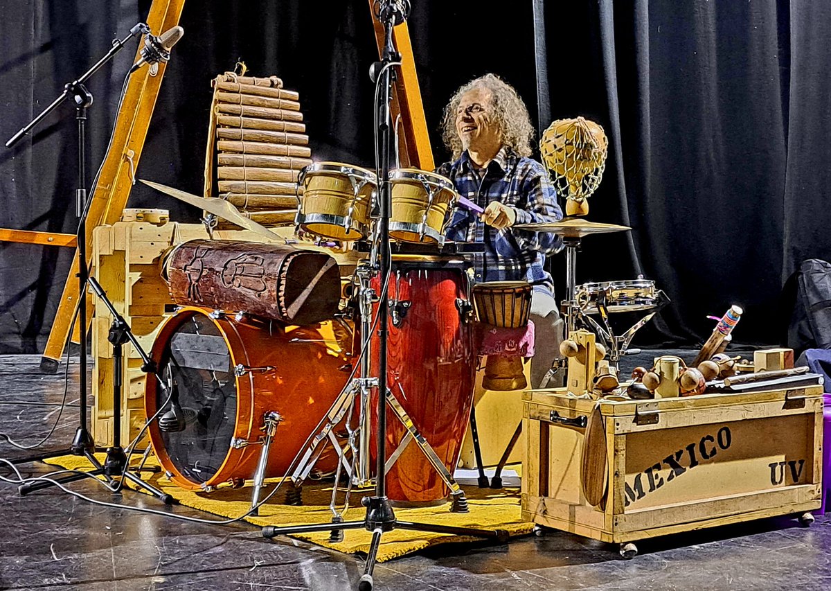 Hoy en Íscar estrenamos "Pájaro carpintero", un viaje por las sonoridades de la madera, como homenaje a los carpinteros, oficio fundamental en esta localidad.
A las 19:00 en el Teatro Auditorio