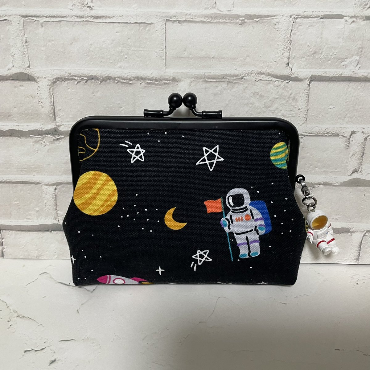marchi_handmade's tweet photo. 12センチ親子財布🚀

お札二つ折りで入るサイズです♪
ガチャで出た宇宙飛行士を付けて撮影✨

めちゃくちゃ可愛い！！！

マットブラックの口金が一番好きです🫶かっこよくて可愛くて指紋つかない！

カバン4個も口金つけて完成させます😋 https://t.co/yhL8duoJHF