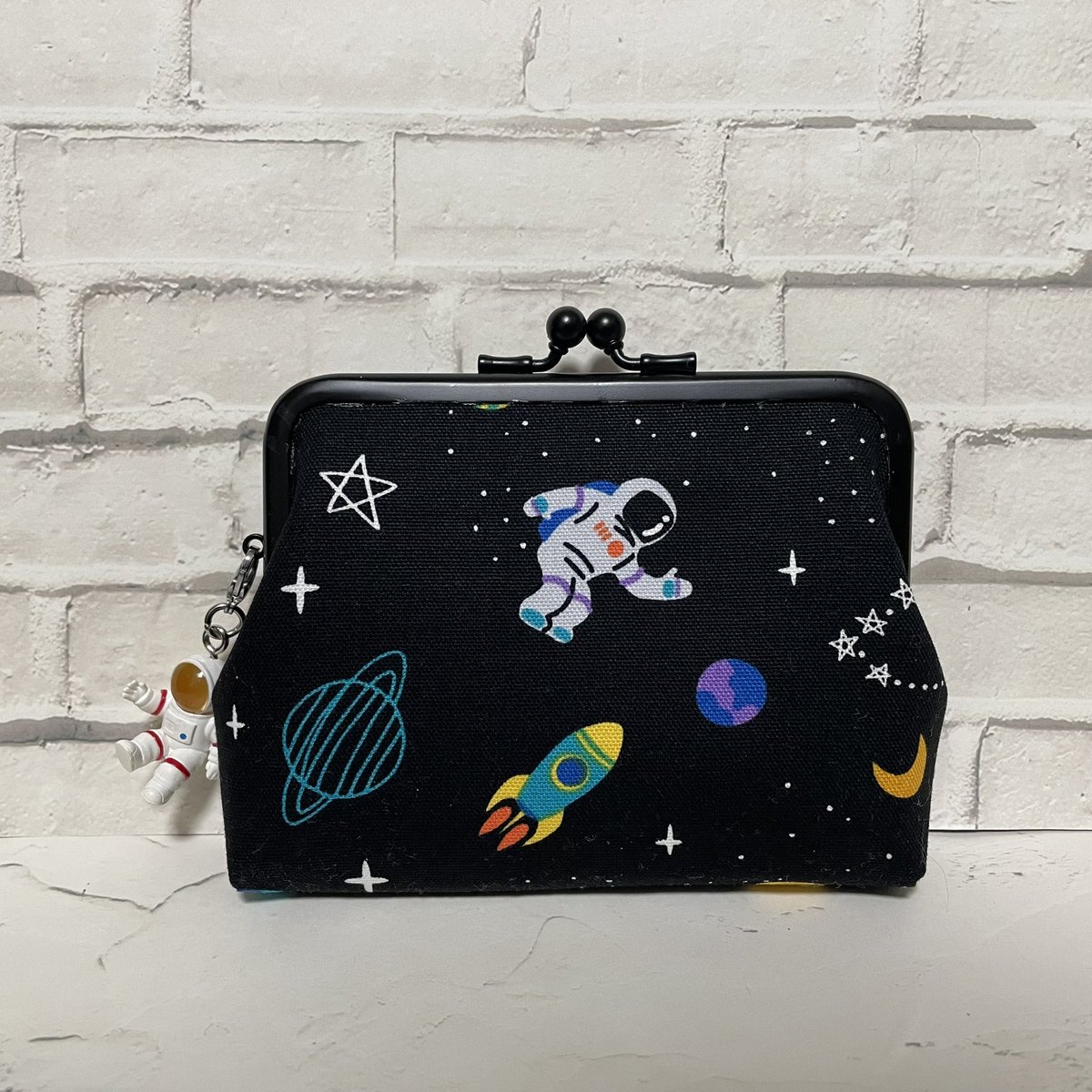 marchi_handmade's tweet photo. 12センチ親子財布🚀

お札二つ折りで入るサイズです♪
ガチャで出た宇宙飛行士を付けて撮影✨

めちゃくちゃ可愛い！！！

マットブラックの口金が一番好きです🫶かっこよくて可愛くて指紋つかない！

カバン4個も口金つけて完成させます😋 https://t.co/yhL8duoJHF