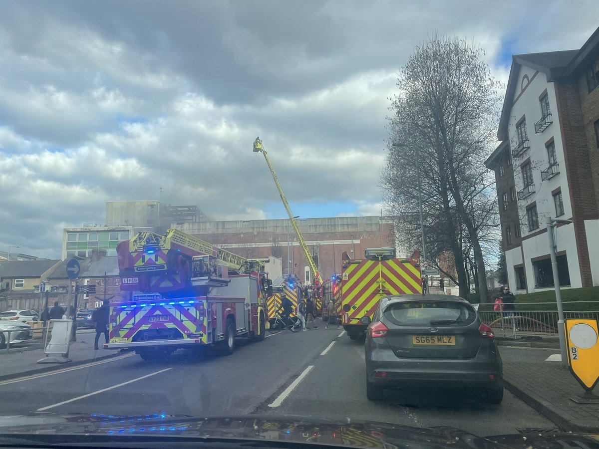 jemmafswallow's tweet photo. @Jackie_Travel fire in Kingston at old derelict cinema site. https://t.co/9oBAWOXzsV