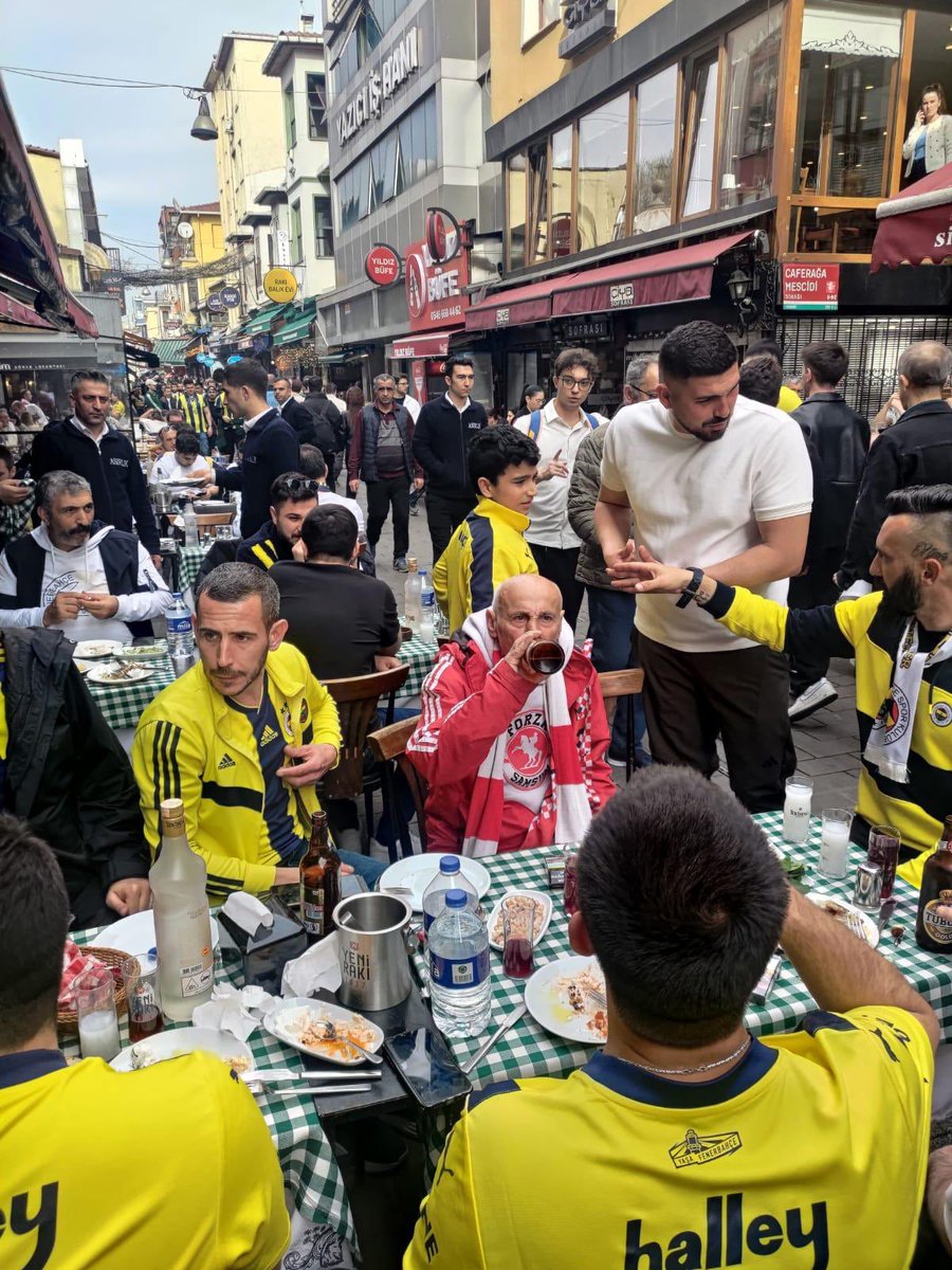 Kadıköy'de tek başına dolaşan Samsunsporlu bir taraftarı, Fenerbahçeli taraftarlar aralarına alarak ikramda bulundular.

(<a href="/UltrasTurkish/">Turkish Ultras</a>)