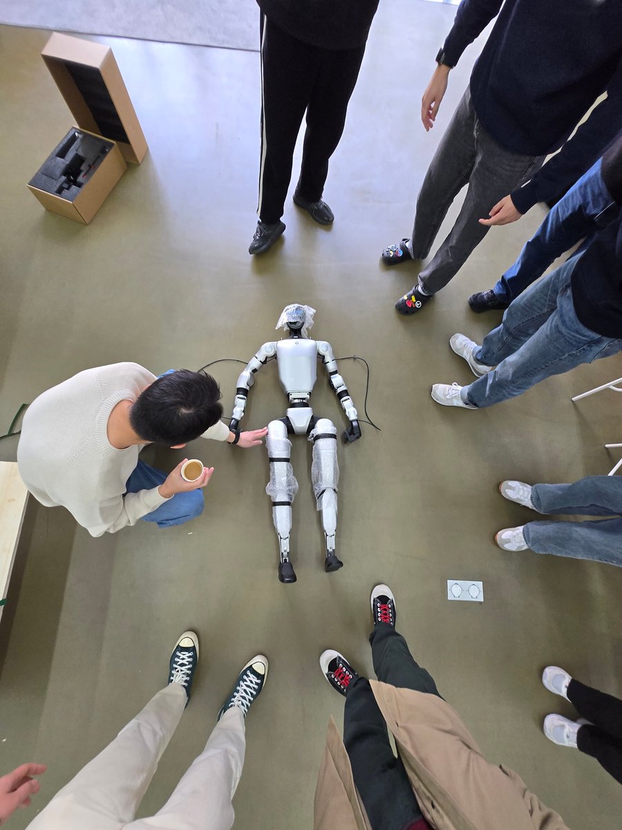 sketchlabkaist's tweet image. On Mar 11, DRB-KAIST SketchTheFuture Research Center Robot Sketching Group visited DRB CampusD Busan to check out the just-arrived Unitree G1. Any fun ideas on what to do with it next? 🤔✨