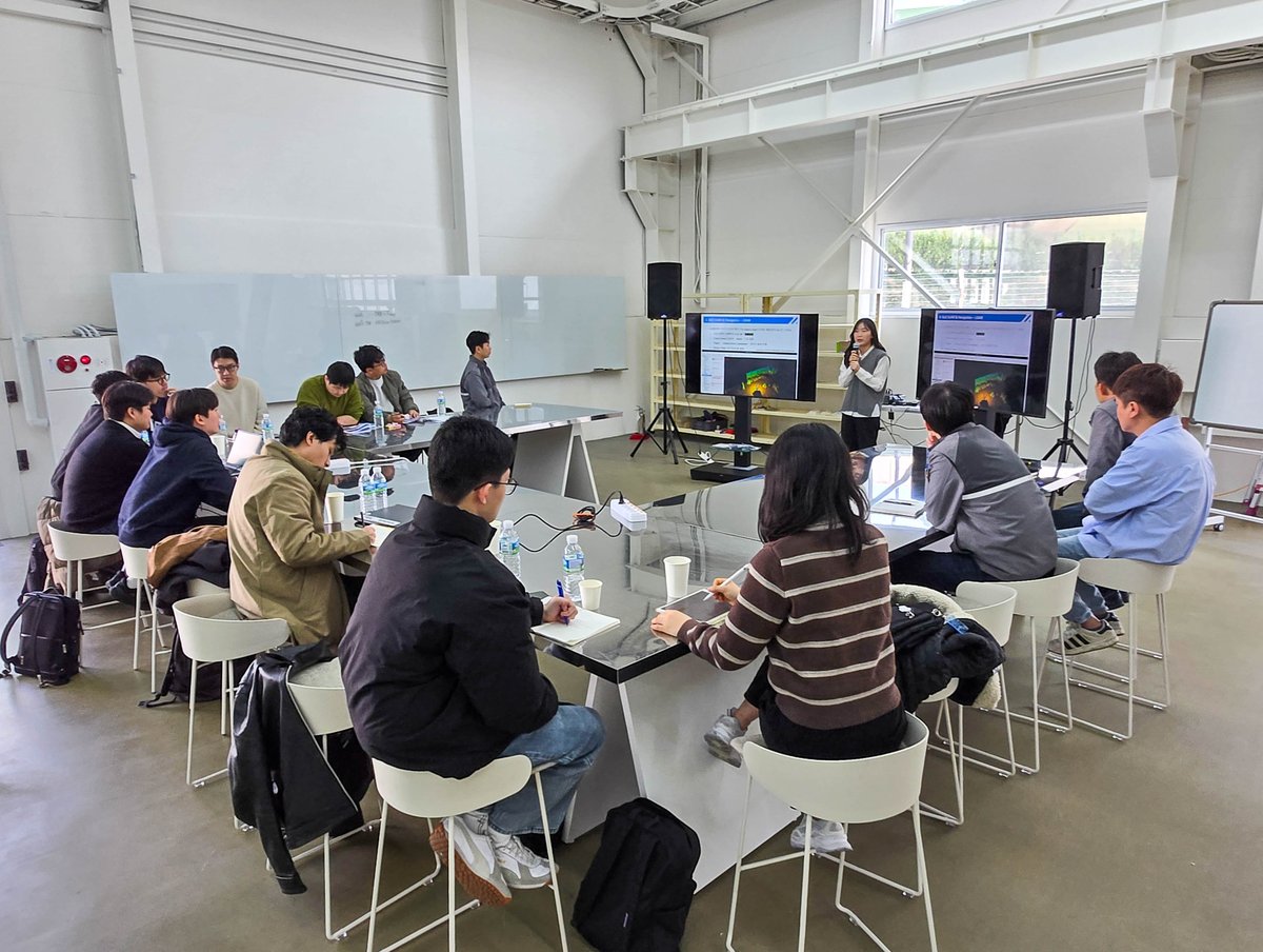 sketchlabkaist's tweet image. On Mar 11, DRB-KAIST SketchTheFuture Research Center Robot Sketching Group visited DRB CampusD Busan to check out the just-arrived Unitree G1. Any fun ideas on what to do with it next? 🤔✨