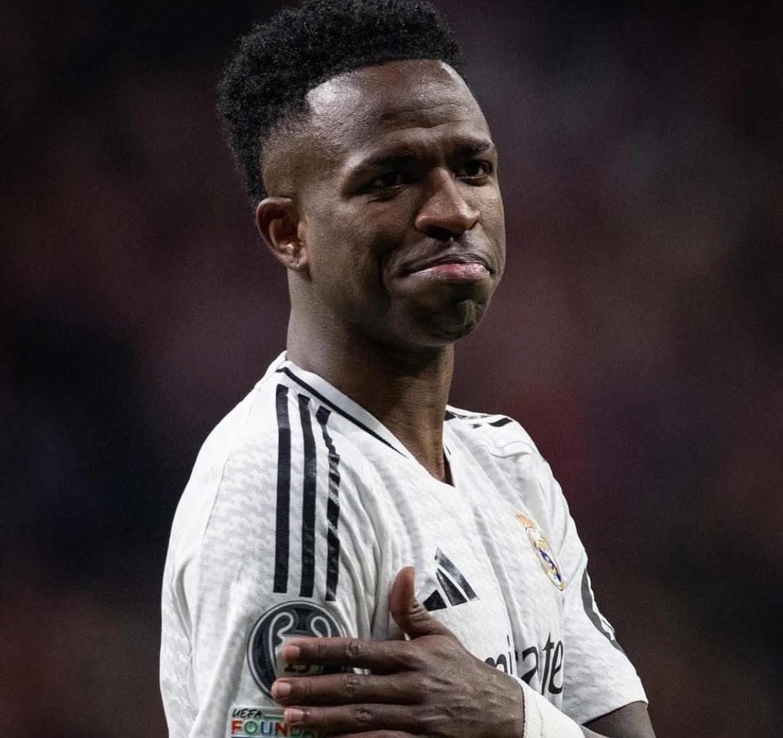mbafraaude's tweet photo. Cristiano tenía que callarse ante todo. Vinicius tampoco puede responder. Courtois tampoco. Ni Ramos. Ni Mourinho. A los nuestros les pueden decir absolutamente de todo pero tienen que callarse y poner la otra mejilla. Si lo hacen otros son cancheros y graciosos, los nuestros provocadores y malos deportistas. La doble vara. El relato.