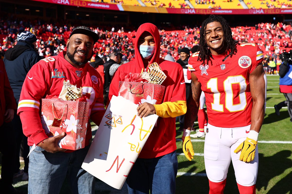 MaKc0418's tweet photo. Forgive me. This is our favorite team. He got to have some great memories at the last two home games. He didn’t feel good either day but he was pumped up for both games. #fuckcancer #LLJUNIOR #ChiefsKingdom #forever18 https://t.co/VUSJ9wmYXR