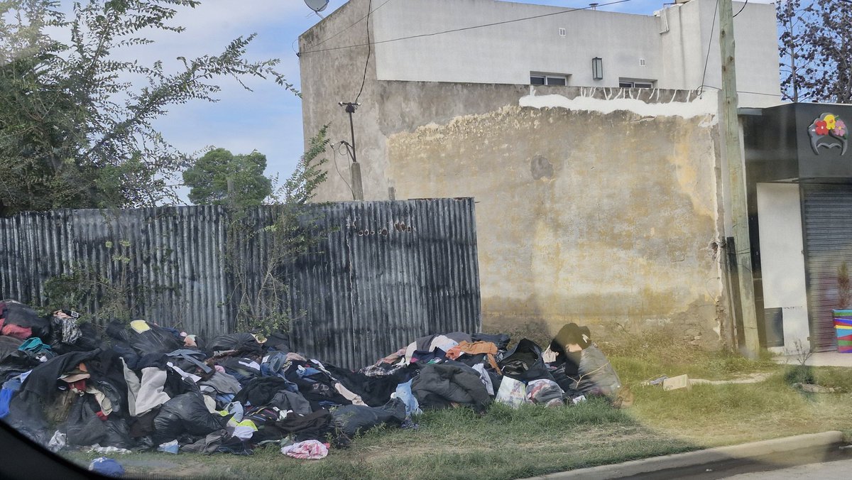 lilialemoine's tweet photo. Estamos en Cerri.
No manden más ropa a Bahía Blanca. 
La Campora pasó ayer a ayudar y dejó bolsas de ropa.
Mañana llueve, esto se moja y no solo tapa desagües, se pudre. No sirve. 
Los zapatos que pierden el par quedan inutilizables. Los vecinos están sacando el barro de sus casas,  van a tener que ponerse a juntar esto también.

SÍ MANDEN: Repelentes, lavandina, alcohol, pañales, leche y alimentos para bebés, colchas y colchones.