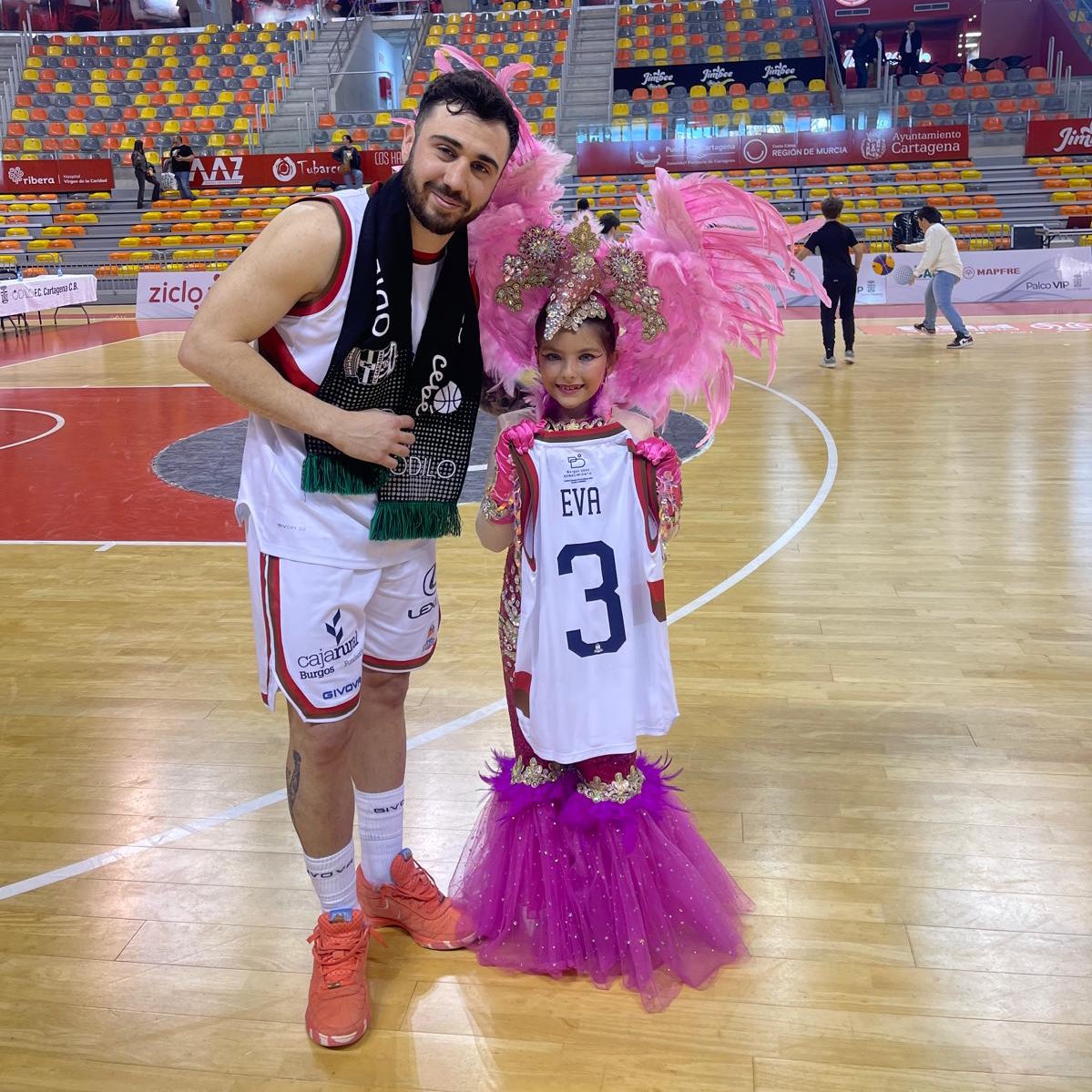 SanPabloBurgos's tweet photo. Hoy hemos vuelto a encontrarnos con ella y hemos podido regalarle esta camiseta ❤️🤎 

Gente como Eva es la que hace grande este deporte 🏀 https://t.co/m7PtiWAlNV