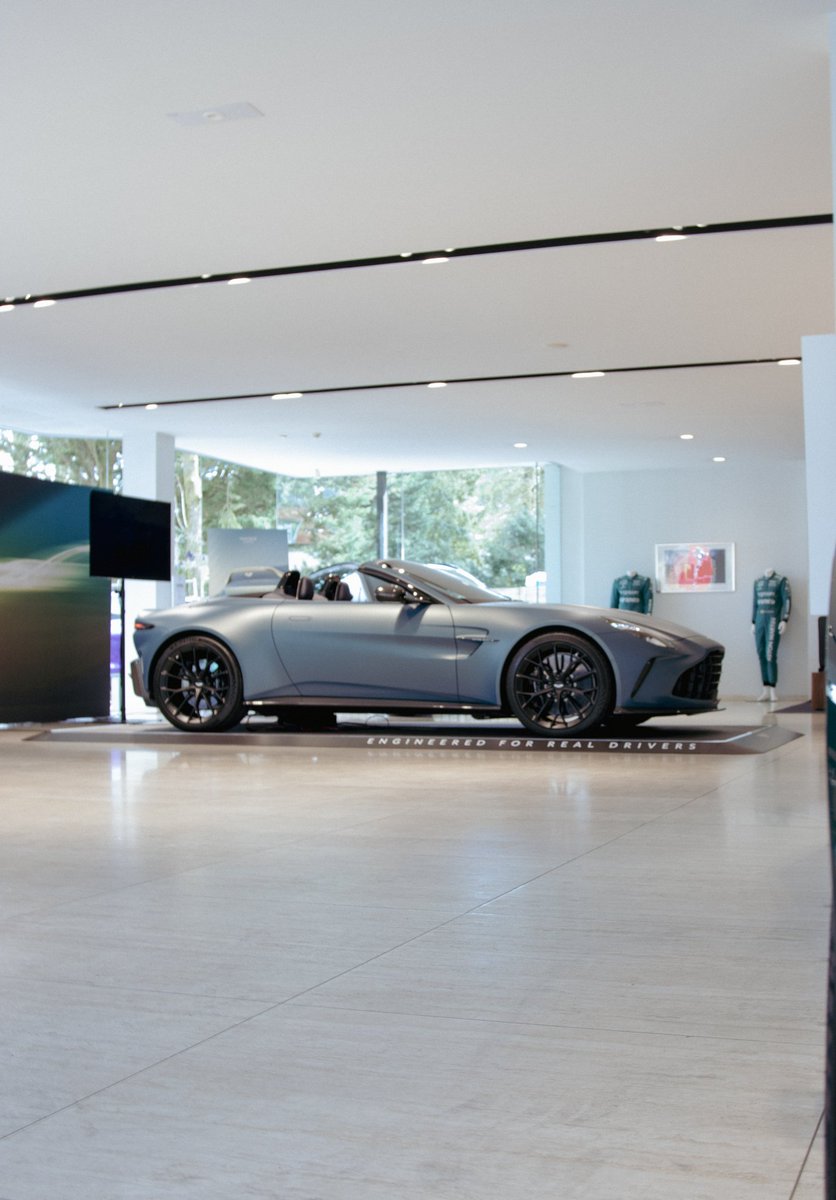 dutchAMRkg's tweet photo. Last Thursday I had the pleasure to see the new @astonmartin #vantageroadster in real. It is a stunning car to look at and perfect for those beautiful trips. Thanks to #astonmartinHilversum #astonmartin #vantage https://t.co/7Ws03hZKhq