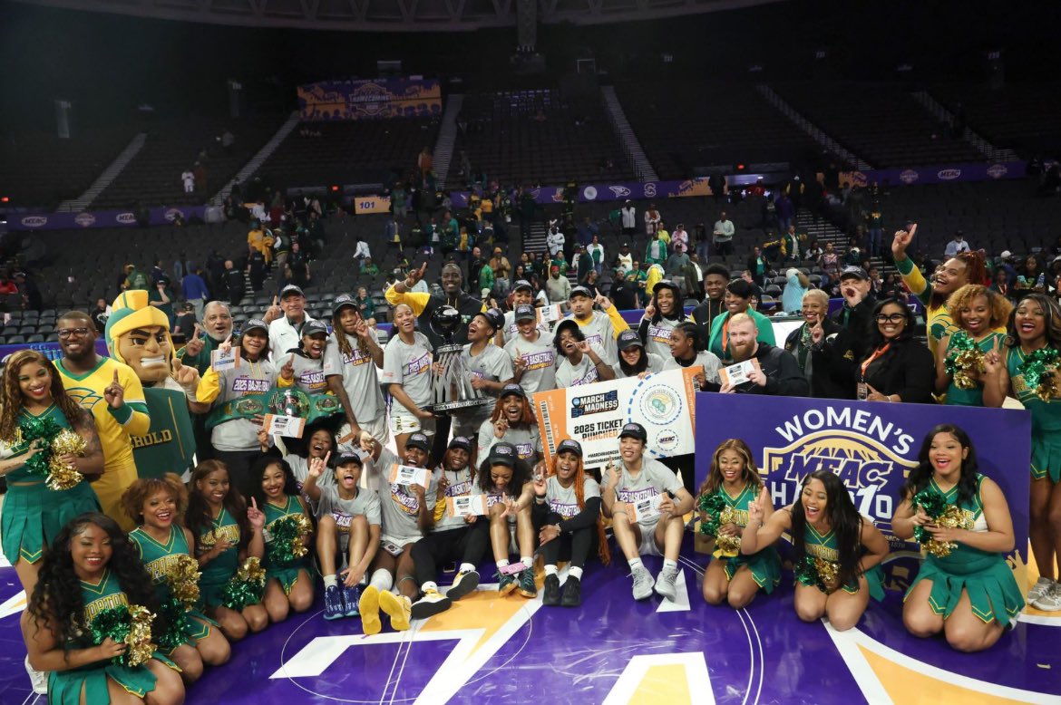 Trinese Fox tweet media