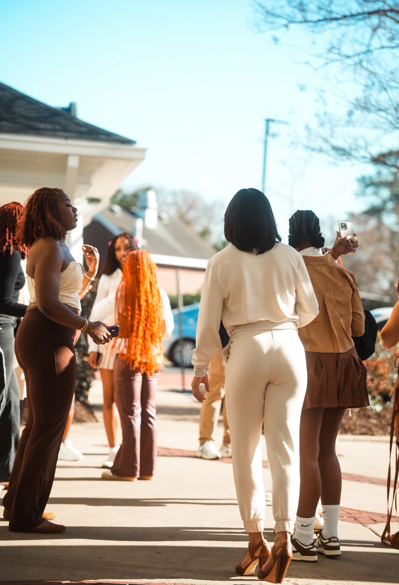 Trinese Fox tweet media