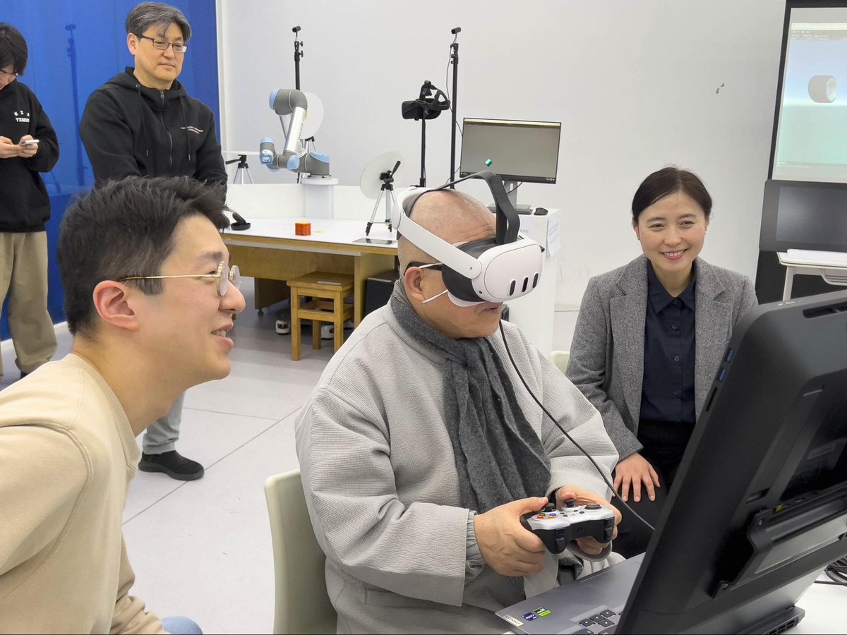 sketchlabkaist's tweet image. On Mar 13, we invited the Venerable Misan W.D. Kim, chief researcher of KAIST Center of Contemplative Science, and demonstrated our 3D sketching, robot, and VR technologies. Your visit was inspiring—we look forward to the next opportunity! 🙏