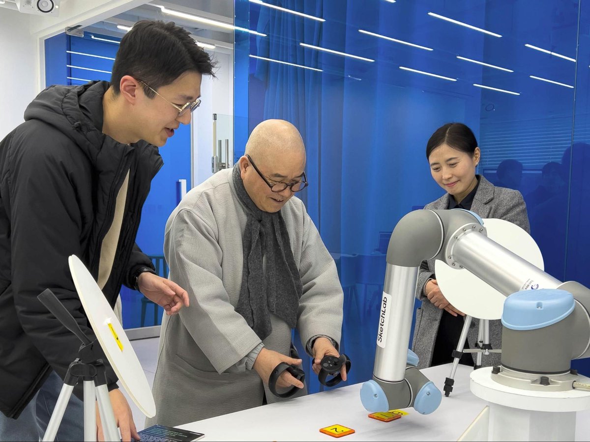 sketchlabkaist's tweet image. On Mar 13, we invited the Venerable Misan W.D. Kim, chief researcher of KAIST Center of Contemplative Science, and demonstrated our 3D sketching, robot, and VR technologies. Your visit was inspiring—we look forward to the next opportunity! 🙏