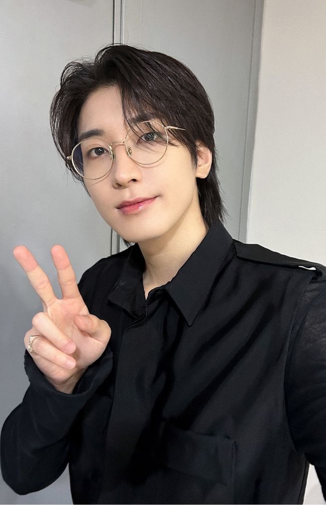 if those glasses come off we will, in fact, not see you

#CSD #CaratSelcaDay #WONWOO