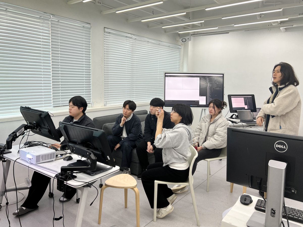sketchlabkaist's tweet image. On Mar 14, we hosted Dr. Byeongho YU, CEO of URobotics, and his team, and demonstrated our 3D sketching, robot, and VR technologies. Thank you for enjoying our demo. Hope to see you again!