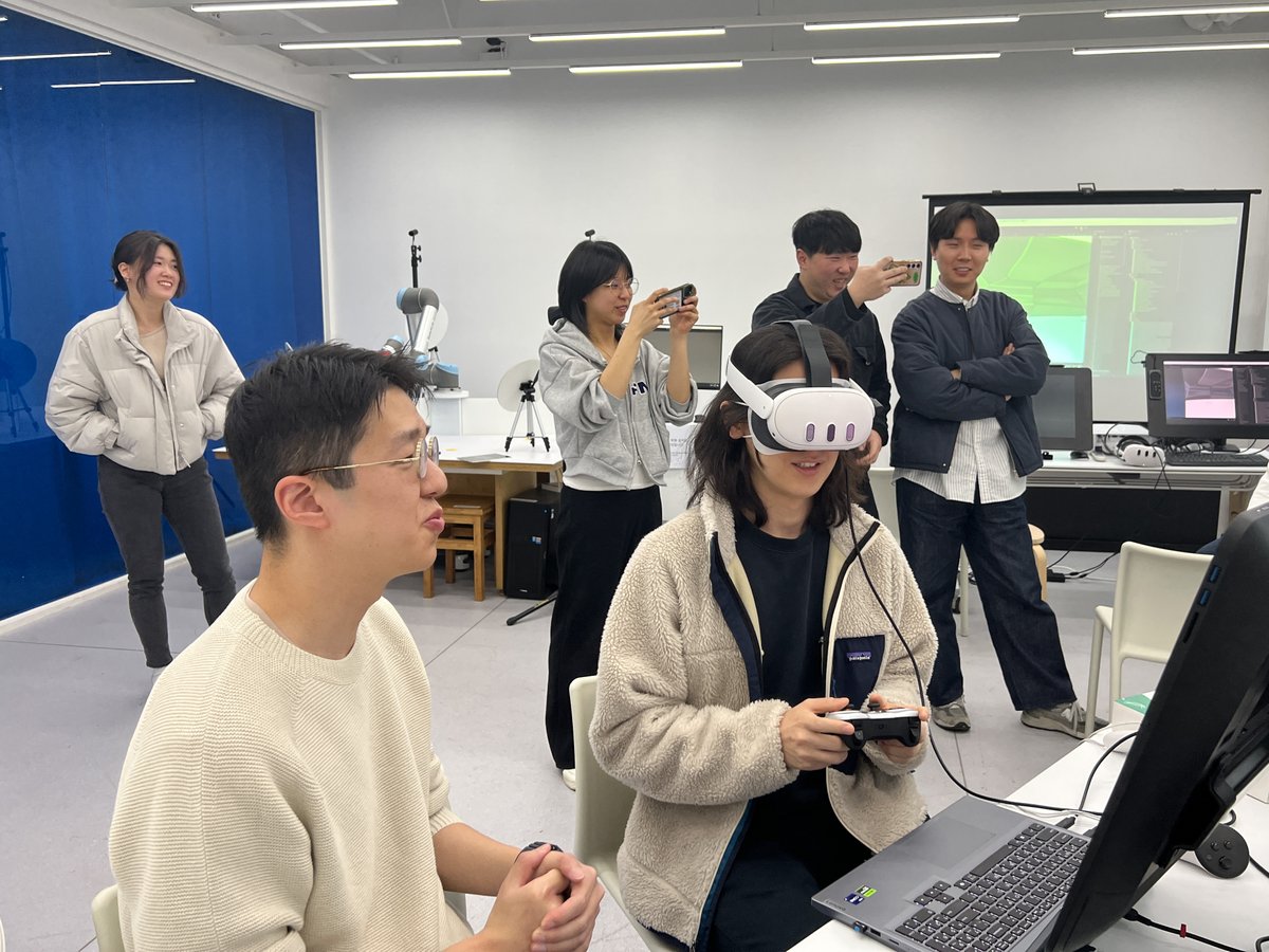 sketchlabkaist's tweet image. On Mar 14, we hosted Dr. Byeongho YU, CEO of URobotics, and his team, and demonstrated our 3D sketching, robot, and VR technologies. Thank you for enjoying our demo. Hope to see you again!