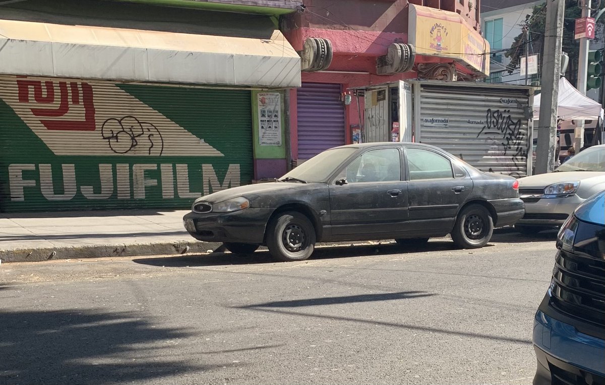 MejorandoCDMX's tweet photo. @UCS_GCDMX coche negro abandonado en Pedro romero de terreros 632, del Valle https://t.co/sefCJp1vHW