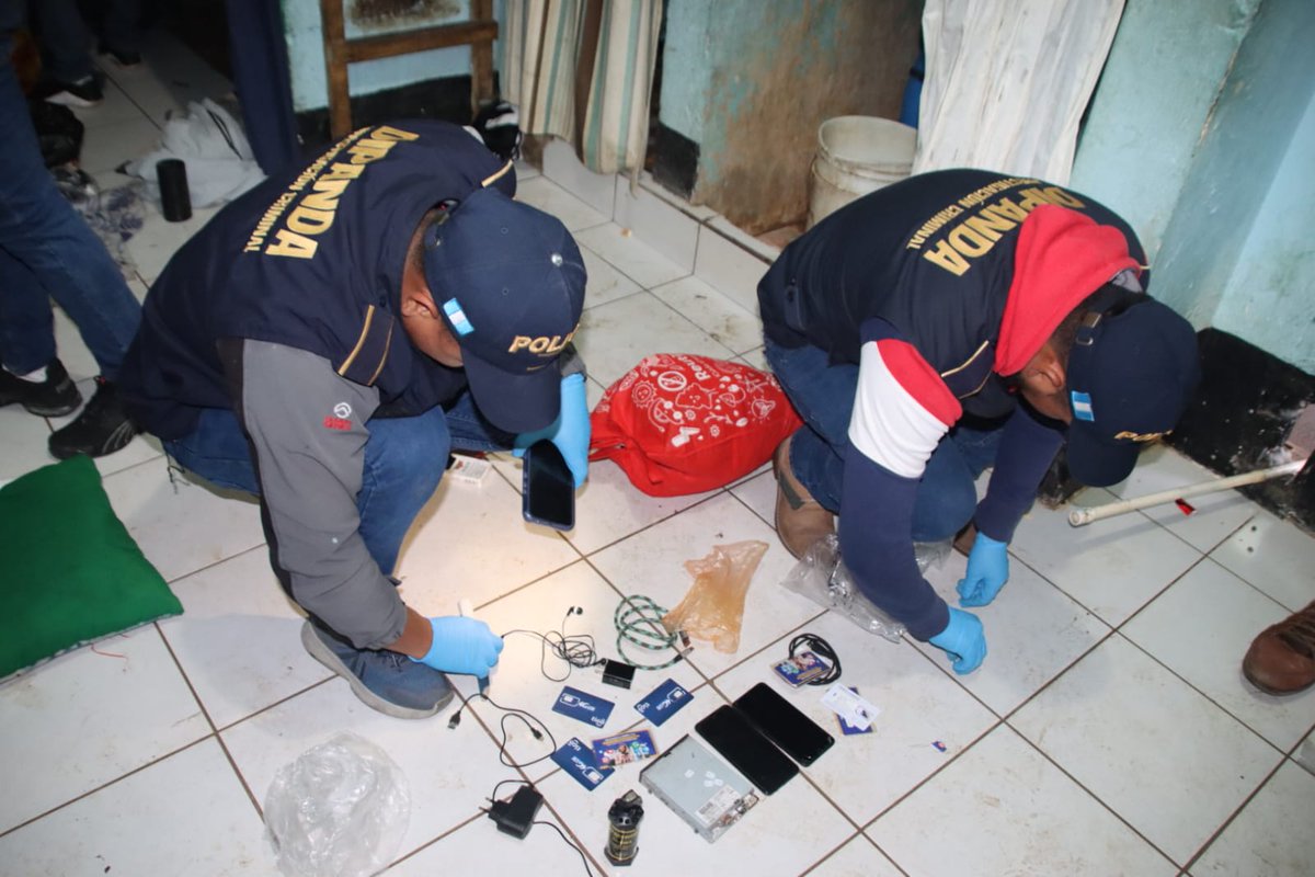 EmisorasUnidas's tweet photo. En la Granja Modelo de Rehabilitación Pavón, en Fraijanes, donde se encuentran 84 reos, se han localizado teléfonos celulares, chips, baterías, un reproductor de DVD, una memoria USB y otros objetos.

Vía: @PNCdeGuatemala https://t.co/l53b2K1FlF