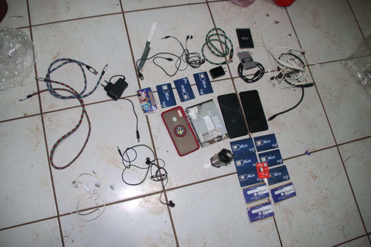 EmisorasUnidas's tweet photo. En la Granja Modelo de Rehabilitación Pavón, en Fraijanes, donde se encuentran 84 reos, se han localizado teléfonos celulares, chips, baterías, un reproductor de DVD, una memoria USB y otros objetos.

Vía: @PNCdeGuatemala https://t.co/l53b2K1FlF