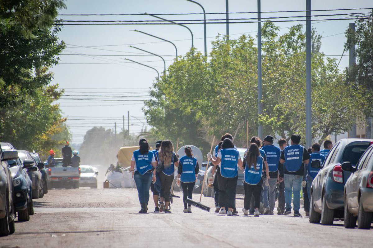 lucampora's tweet photo. Jornada Solidaria de @la_campora en Cerri, uno de los barrios más afectados por las inundaciones en Bahía Blanca. Mil compañeros que cruzaron kilómetros para ayudar a personas que no conocen en una ciudad a la que nunca fueron porque saben que lo perdieron todo. 

Milei no tiene razón. Los argentinos somos solidarios y en el encuentro confirmamos que en comunidad somos mejores.

Fuerza Bahía Blanca 🤍