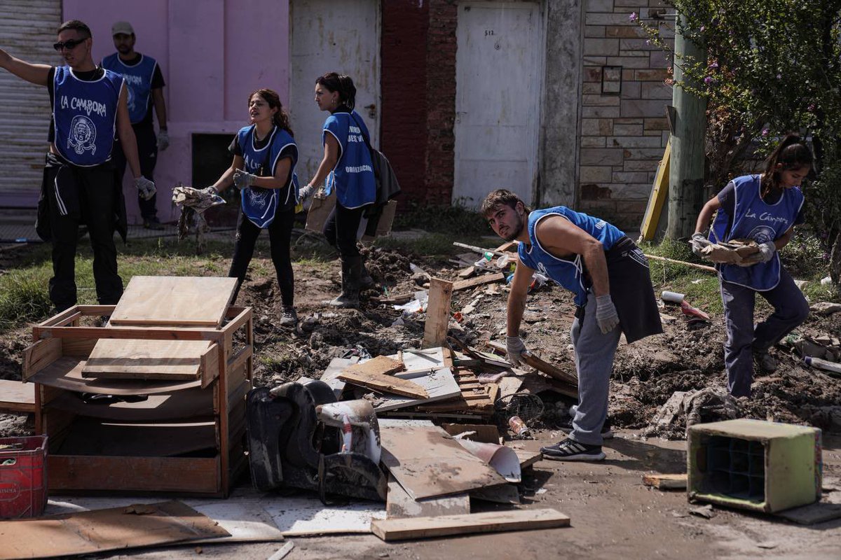 lucampora's tweet photo. Jornada Solidaria de @la_campora en Cerri, uno de los barrios más afectados por las inundaciones en Bahía Blanca. Mil compañeros que cruzaron kilómetros para ayudar a personas que no conocen en una ciudad a la que nunca fueron porque saben que lo perdieron todo. 

Milei no tiene razón. Los argentinos somos solidarios y en el encuentro confirmamos que en comunidad somos mejores.

Fuerza Bahía Blanca 🤍
