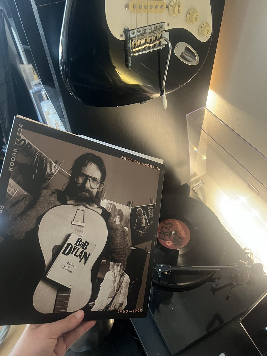honzakoubek's tweet photo. Máte rádi českej androš a americkej folk? A máte gramofon? Ne? Tak si ho kupte. Protože tohle je prostě naprostá paráda. 🤍 A jinde než na vinylu to nebude. #kalandra #sonorecords #vinyl #audio https://t.co/pVXmSz1wu0