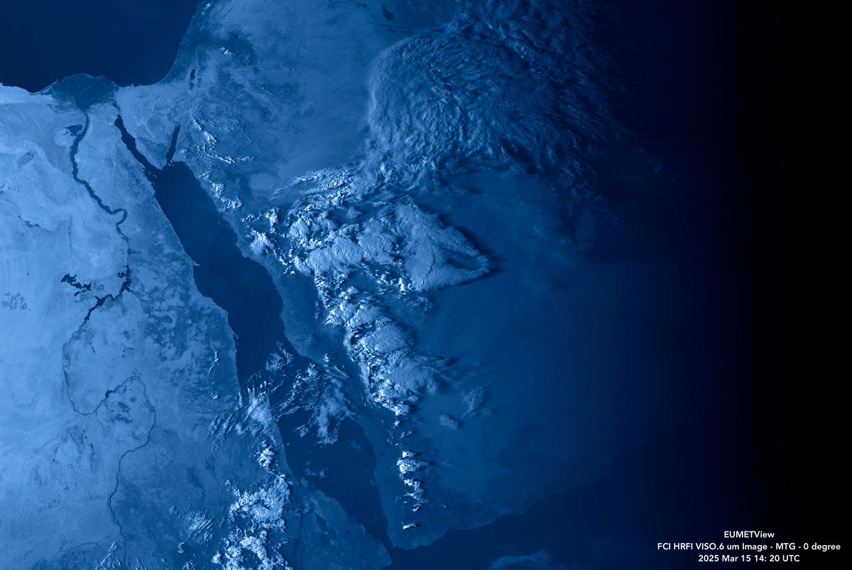 سحب الحمل الحراري الرعدية يوم الأمس .. عبر مرئية الساتل الأوروبي عالي الوضوح

هذا ومعظم الحمل الحراري كان في مستويات ضحلة (100-500 جول/كيلوجرام) بينما الفترة القادمة القريبة فالتوقعات ما تزال تشير إلى أن طاقة الحمل الحراري "CAPE" ستتجاوز 1500 جول/كيلوجرام لأول مرة منذ بدء الموسم.