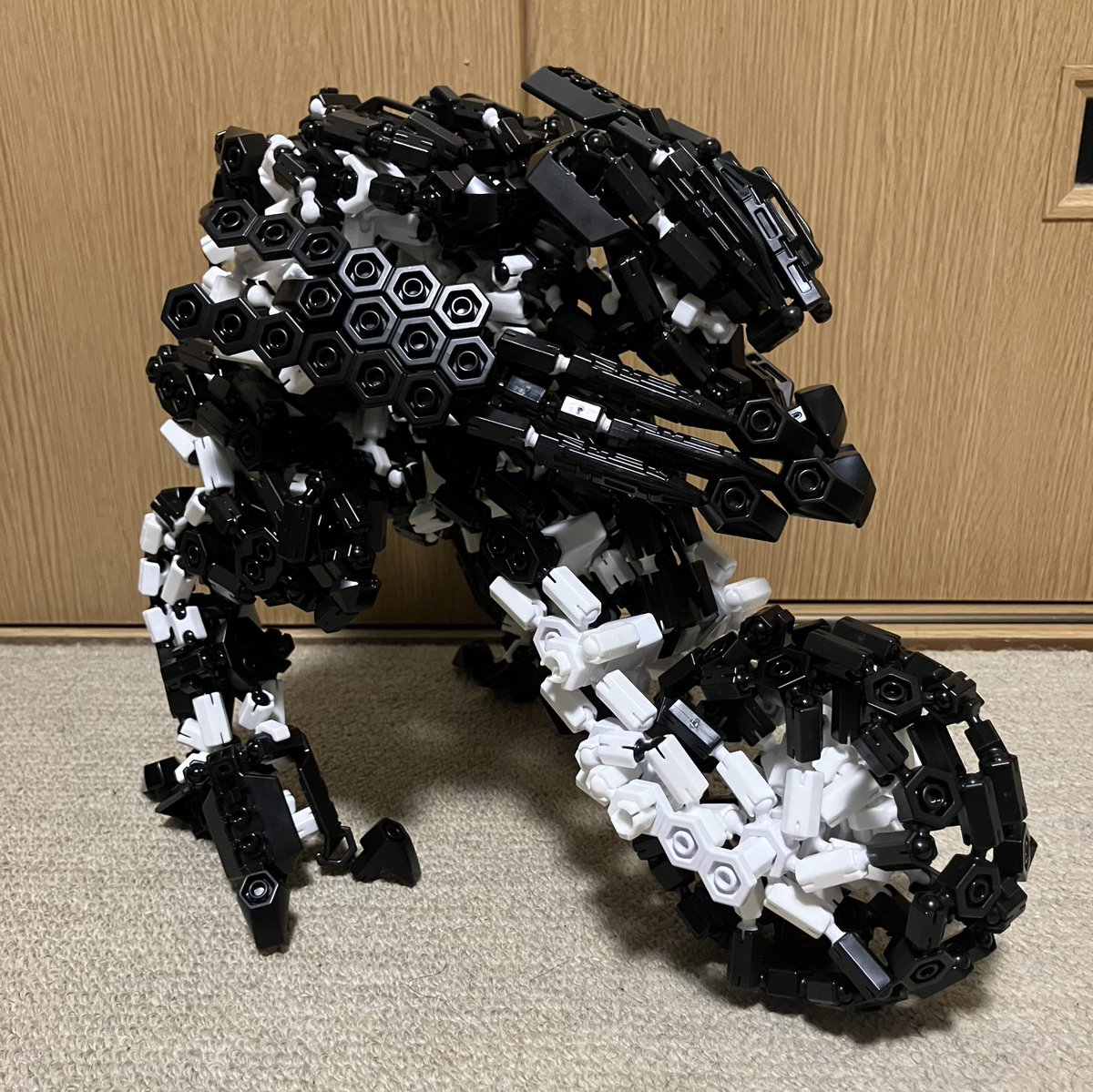 ebi_ebi_ebil's tweet photo. 機体名「ヘイルストーム」

実写トランスフォーマーに登場するデモリッシャーを作ろうとした結果生まれた異形系メカです。

腕を前方に収めることで移動形態、逆に展開することで戦闘形態に変化します。

#アソブロック
#ASOBLOCK https://t.co/o0sBcNGRPE