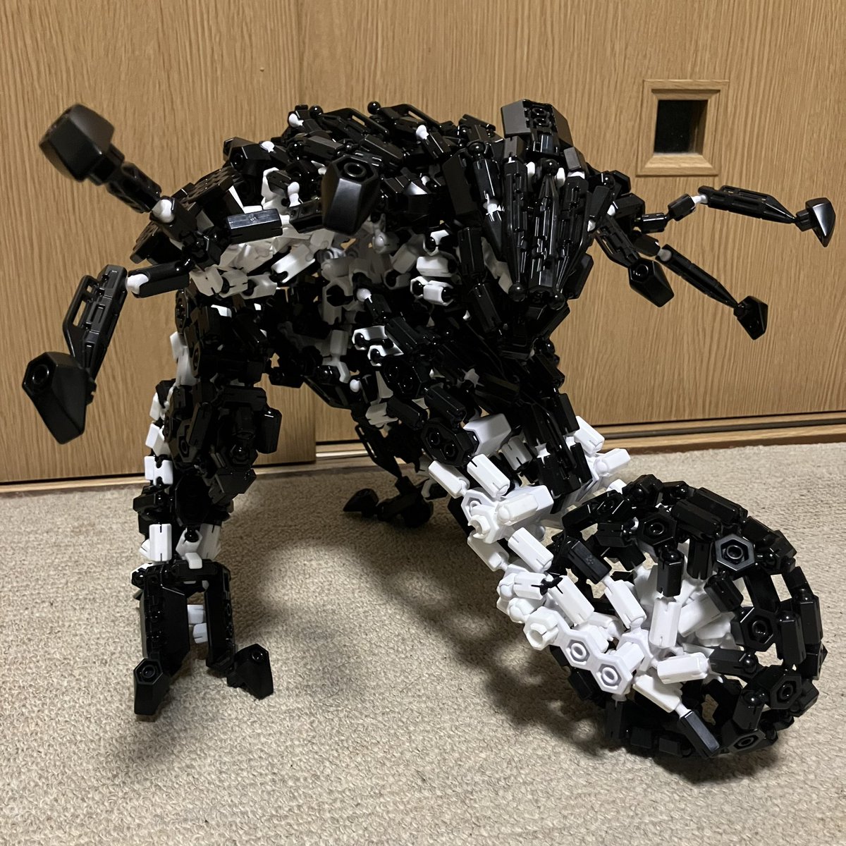 ebi_ebi_ebil's tweet photo. 機体名「ヘイルストーム」

実写トランスフォーマーに登場するデモリッシャーを作ろうとした結果生まれた異形系メカです。

腕を前方に収めることで移動形態、逆に展開することで戦闘形態に変化します。

#アソブロック
#ASOBLOCK https://t.co/o0sBcNGRPE