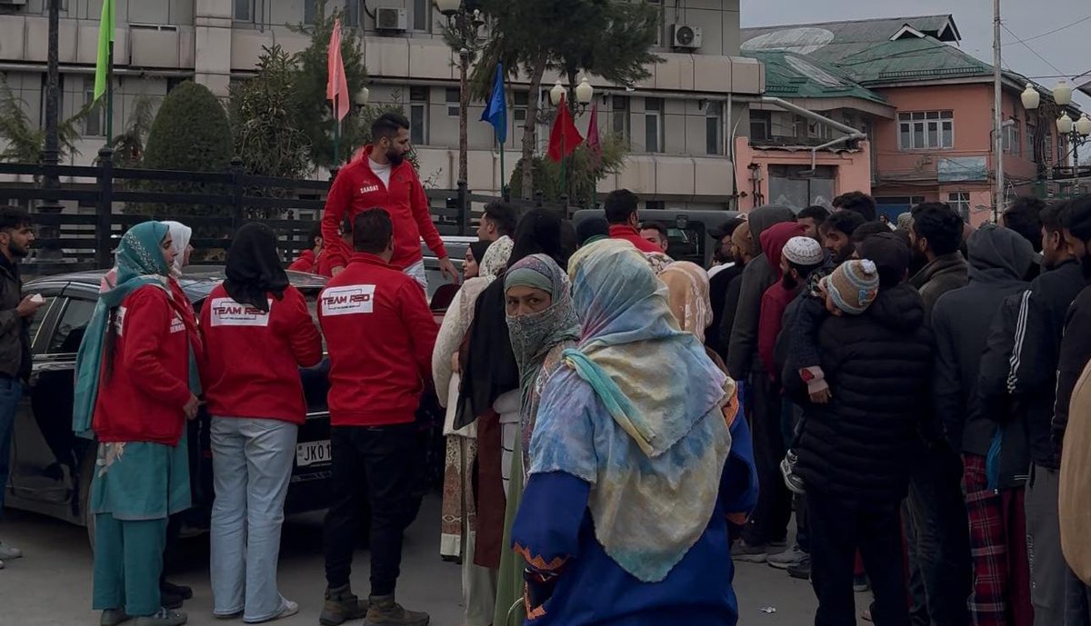 TeamRed_NGO's tweet photo. #MakeSomeoneSmile #This #Ramadan

Organised Iftaar distribution at various locations in Srinagar, including LD Hospital. https://t.co/P5JTiY2veZ