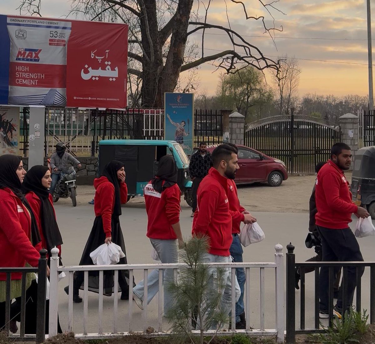 TeamRed_NGO's tweet photo. #MakeSomeoneSmile #This #Ramadan

Organised Iftaar distribution at various locations in Srinagar, including LD Hospital. https://t.co/P5JTiY2veZ