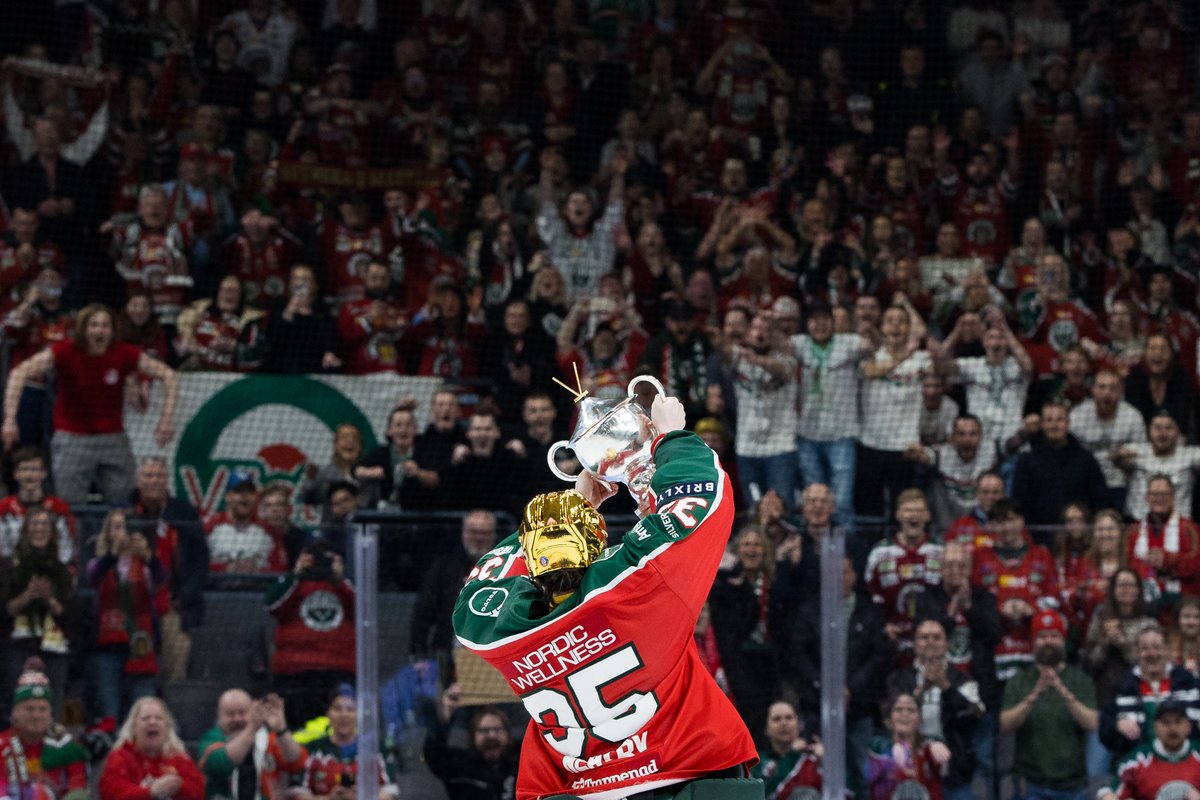 frolunda_hc's tweet photo. När vi bär hjälmar av guld! https://t.co/0VJUpHFjHS