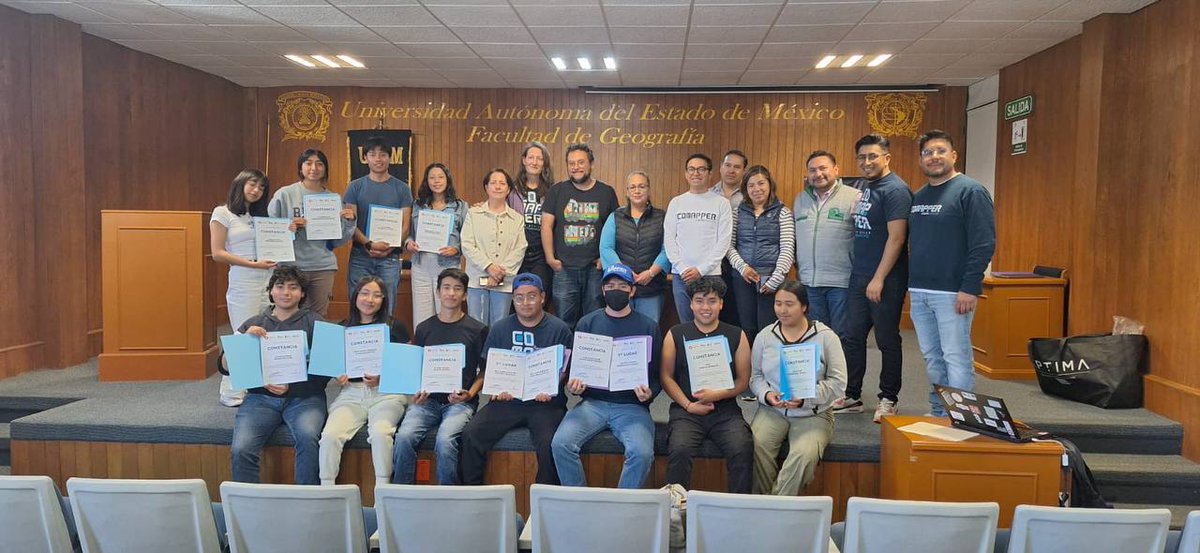 Premiación del voluntariado estudiantil de la Facultad de Geografía de la <a href="/UAEM_MX/">UAEMéx</a> campus Toluca, México, por su impresionante participación en la corrección y actualización en OpenStreetMap, de la cartografía vial de Puerto Escondido, Salina Cruz, Oaxaca, y Toluca.
1/2