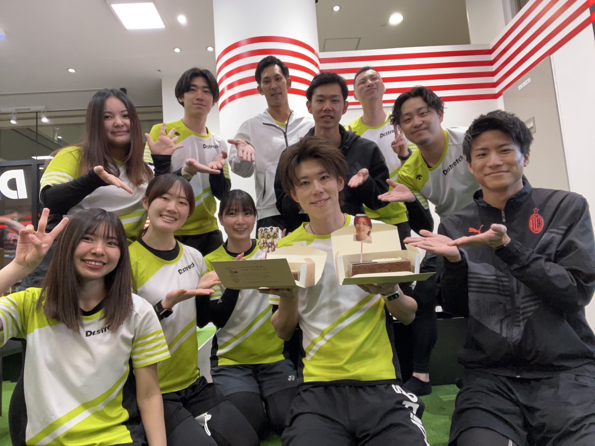 Ds_20daiki25's tweet photo. 今日は山本店長の誕生日のお祝いと僕らが森ノ宮に行く前の最後の集合写真を撮りました！
皆の前で喋る時泣きそうになったけどギリ耐える事が出来たと思います！ https://t.co/PoBJNrypel