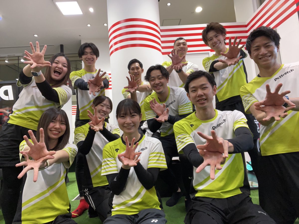 Ds_20daiki25's tweet photo. 今日は山本店長の誕生日のお祝いと僕らが森ノ宮に行く前の最後の集合写真を撮りました！
皆の前で喋る時泣きそうになったけどギリ耐える事が出来たと思います！ https://t.co/PoBJNrypel