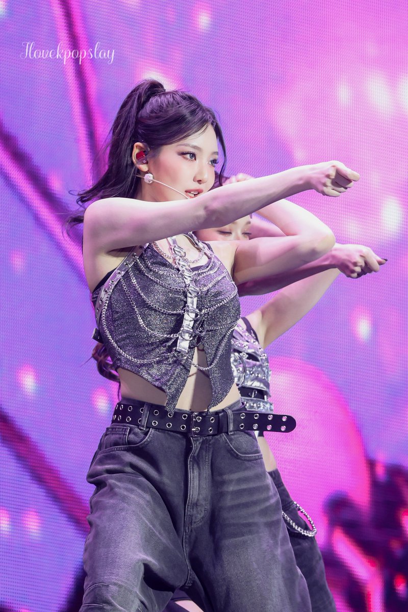 ilovekpopslay's tweet photo. 250317 HQ 에스파 콘서트
#ningning #닝닝 #aespa #에스파 https://t.co/sBF9vkY42D