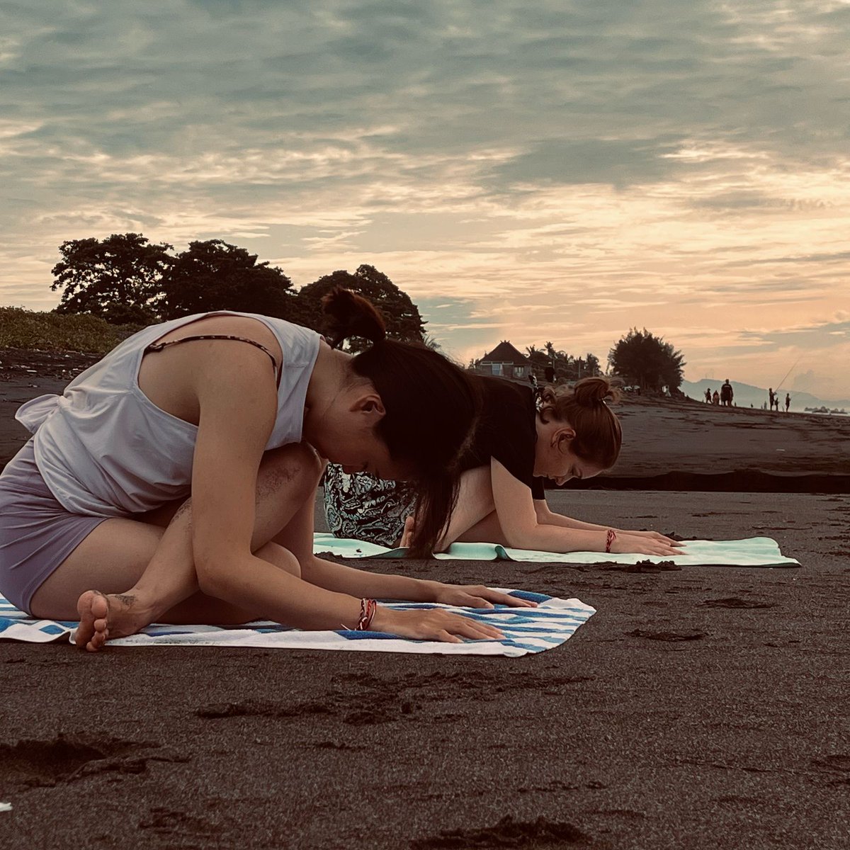 Baliyttc's tweet photo. Flow with the waves, breathe with the ocean 🌊. Experience the serenity of beach yoga in Bali while deepening your practice. 

#BeachYoga #YogaInBali #VinyasaFlow #AshtangaYoga #Mindfulne https://t.co/DgVZGLvhat