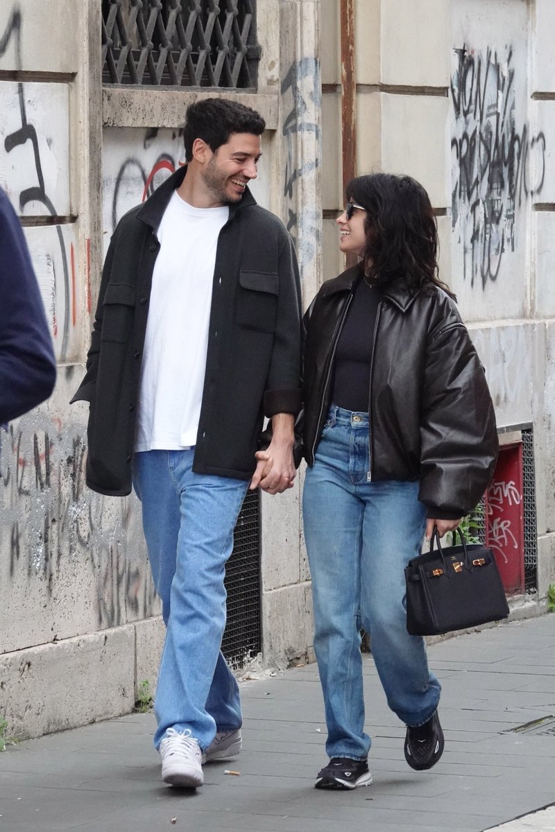 Camila_UpdateBR's tweet photo. Fofos! Camila Cabello com seu namorado recentemente em Roma, Itália. 🫶 https://t.co/UhDSz7PhSI