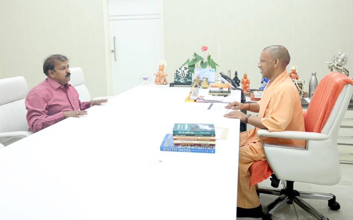 myogioffice's tweet image. मुख्यमंत्री श्री @myogiadityanath जी महाराज से आज लखनऊ में पूर्व अपर मुख्य सचिव उ.प्र. सरकार डॉ. पी.वी. जगनमोहन जी ने शिष्टाचार भेंट की।