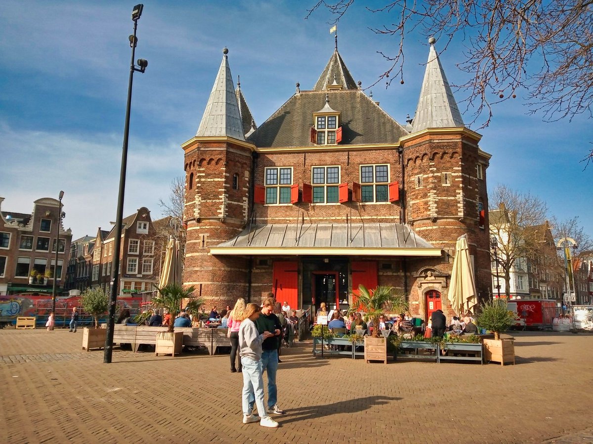 verawandelt's tweet photo. Tijdens de jaarlijkse wandeltocht georganiseerd door buurthuis Ons Genoegen staat dit jaar Amsterdam 750 jaar centraal. De route leidt me langs historische plekken zoals pakhuizen, het Begijnhof, de Waag en de Sint-Nicolaasbasiliek. @AmsterdamKunst 
Blog 👉https://t.co/eG0ZkxfCGe https://t.co/6mAv1cCLSJ